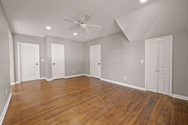 Building Photo - Renovated 3 Bed • 1.5 Bath Upstairs Unit -...