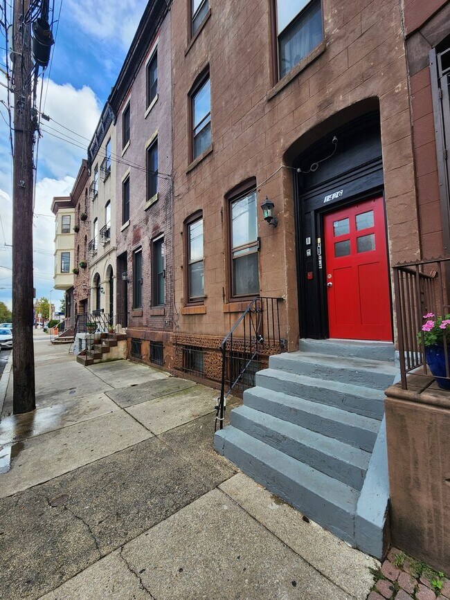 Building Photo - Spacious 2 bedroom unit in a great area in Graduate hospital