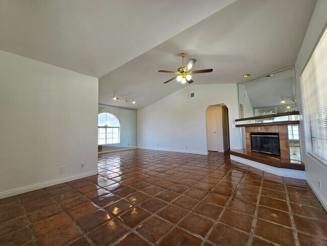 Building Photo - A Gorgeous 2 Bedroom, 2 Bathroom Condo Centrally Located.