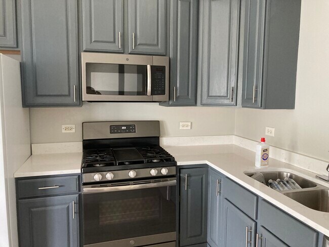 Kitchen - NEWER SS Mwave - 343 Westmore Meyers Rd