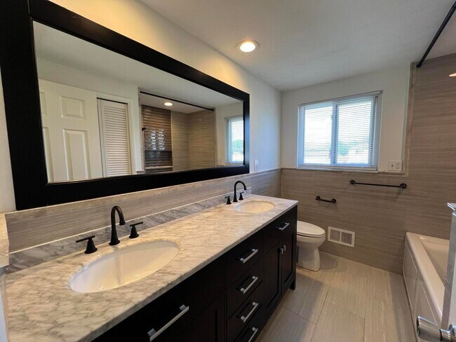 Building Photo - 4033 Ramblewood Dr