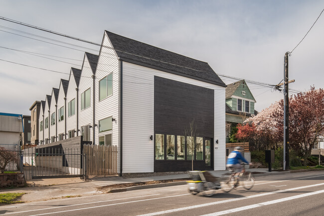 Primary Photo - 4727 N Williams Ave