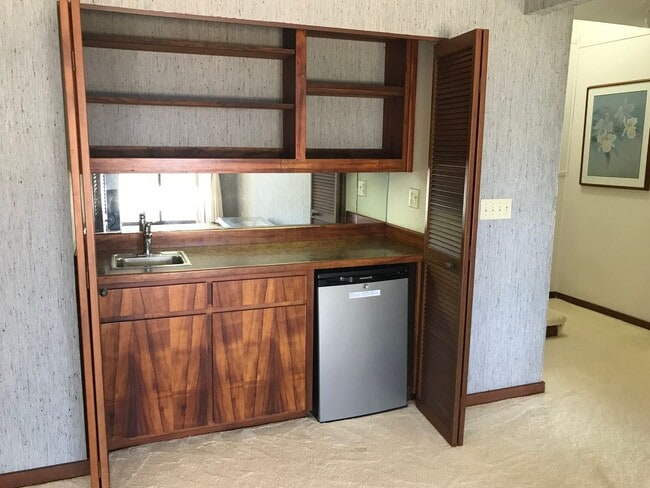 Building Photo - Waialae Iki, large family home 4 bedroom, 4 baths, 2 car garage