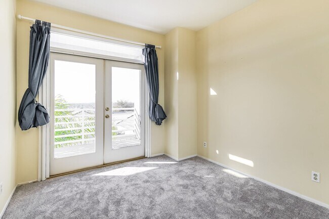 Building Photo - PENTHOUSE-STYLE UNIT IN SIGNAL HILL  w/180 degree Views 3Br/2Ba $3750mo