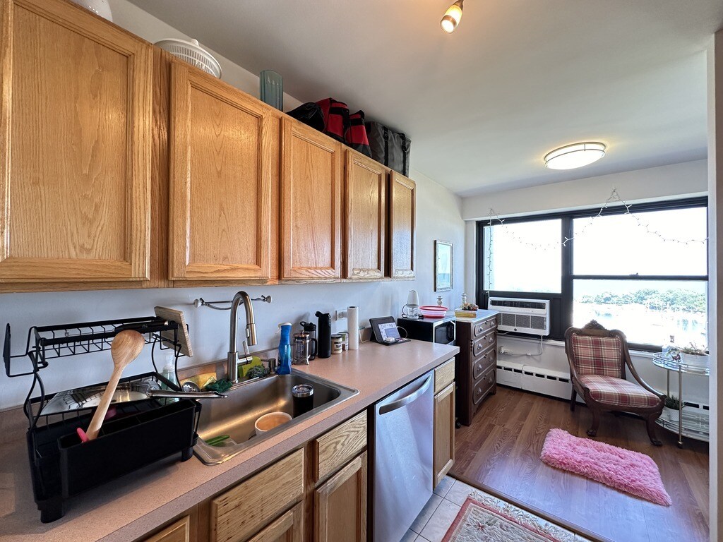 Building Photo - 546 W Hawthorne Pl