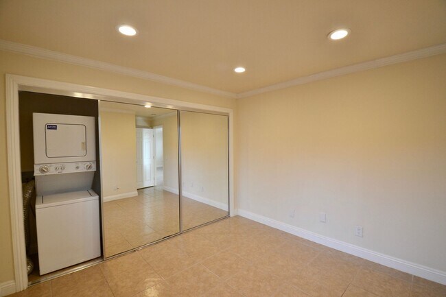 Building Photo - Ground Level Home La Jolla Village! Washer, Dryer, Parking, Upgraded Appliances! Walk to beaches!