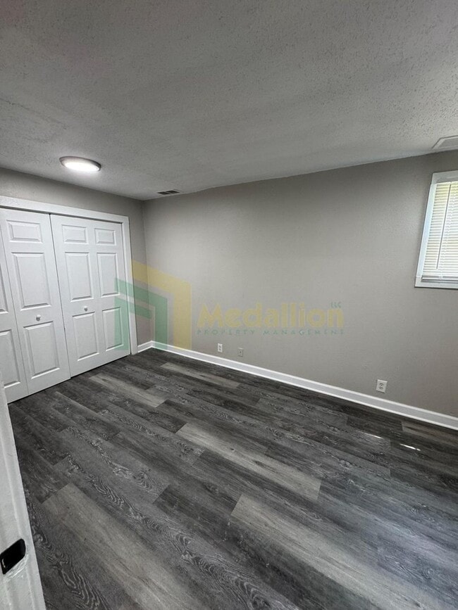 Building Photo - Beautifully Remodeled 4BR/2BA Home with Sp...