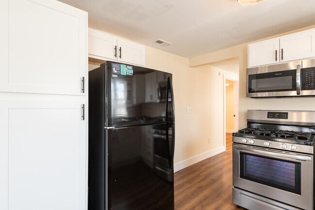 Building Photo - Single Family 3 bedroom / 2 bath house