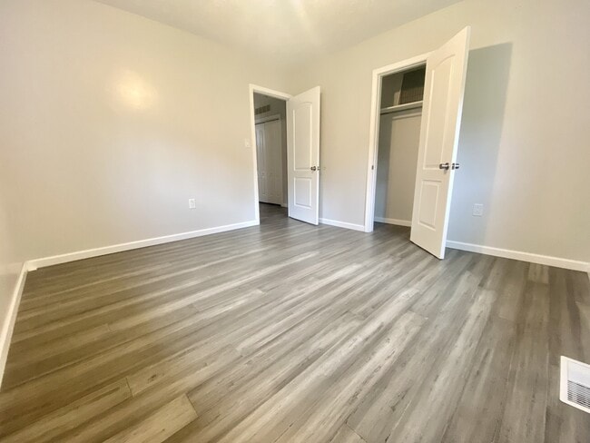 Building Photo - 215 Pleasant Valley