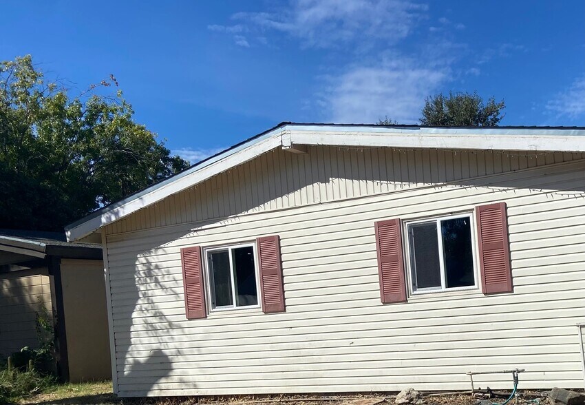 Building Photo - 380 Deodara St