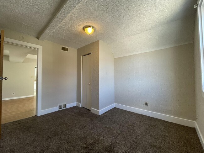 Building Photo - 2113 5th St NE