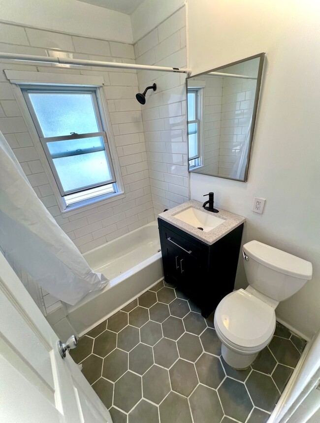 Building Photo - Delightful 4 Bed/1 Bath Single Family Home...