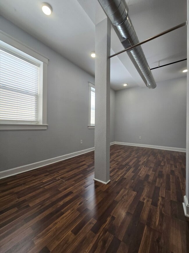 Building Photo - 302 W Commercial St