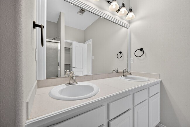 Building Photo - 16 Regency Point