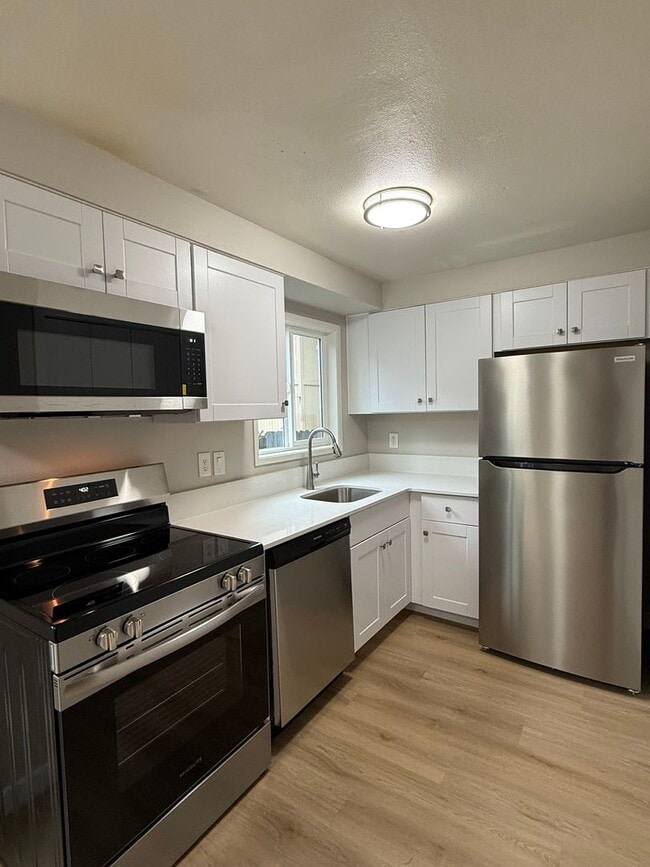Building Photo - NOW SHOWING - RENOVATED Townhome Style Apartment In Raleigh Hills - See Listing for DETAILS and S...