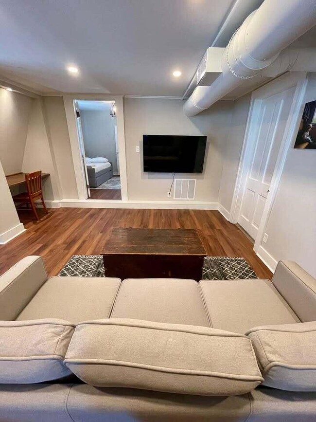 Building Photo - 160 1/2 W Mound St