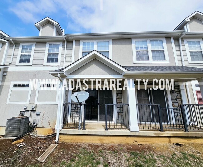 Building Photo - Very Spacious Townhome in West Olathe-Available NOW!!