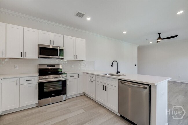 Building Photo - 1615 Le Grand St