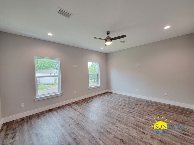 Building Photo - Stunning 3 Bedroom Home in SRB!