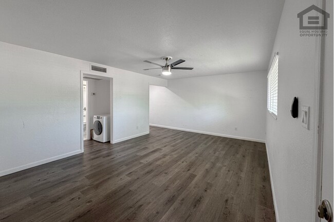 Building Photo - 1325 N 48th St