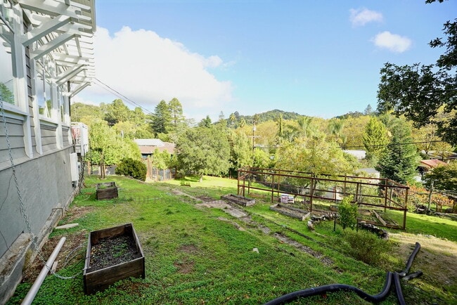 Building Photo - Lovely Two-Story Home With 3 Bedrooms and ...