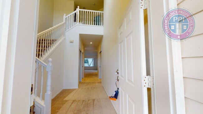Building Photo - Updated Townhome with Detached Garage! Close to Shops & Restaurants