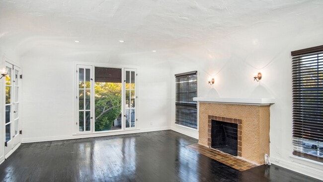 Building Photo - Spacious 3Bed/2Bath with Private Balcony A...