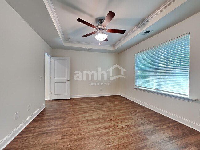 Building Photo - 509 W Lionel Rd