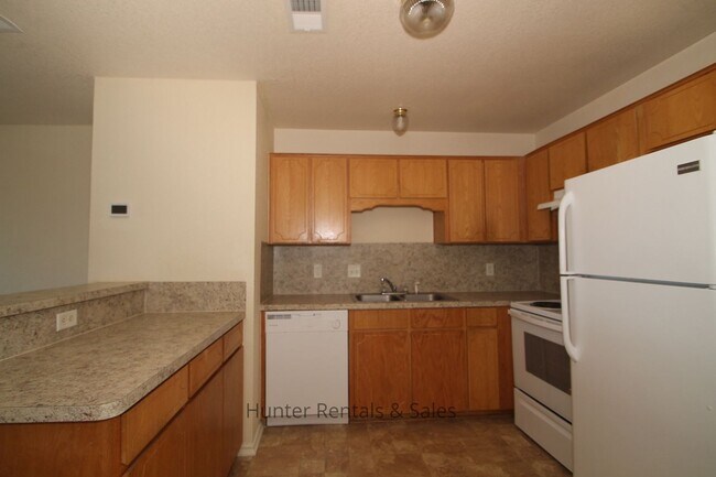Building Photo - Top Notch living!