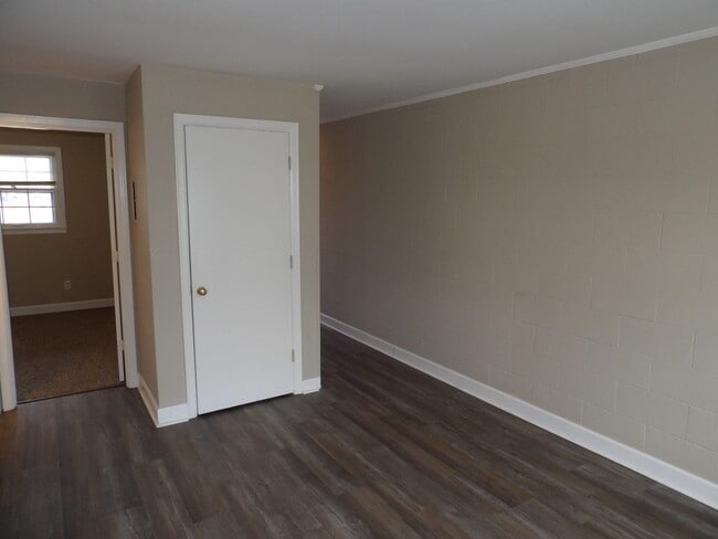 Building Photo - 903 Collins Ln