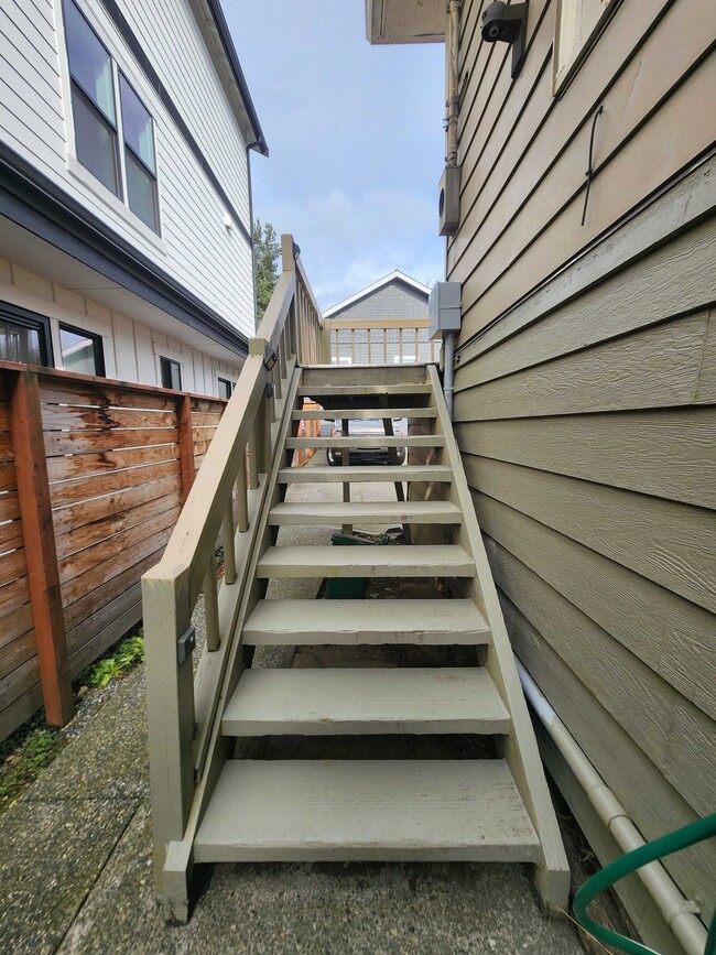 Building Photo - 304 NE 50th St