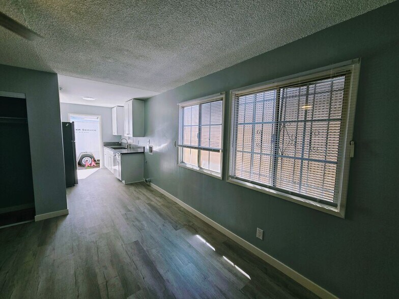 Building Photo - 317 Warren Ln