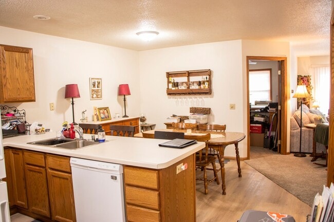 Building Photo - Very Well Maintained Apartment - One Floor...