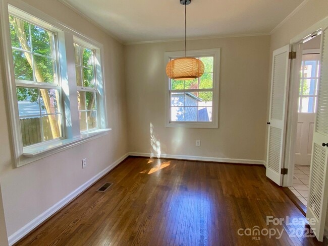 Building Photo - 5300 Buckingham Dr