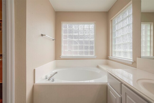 Building Photo - 134 E Foxbriar Forest Cir