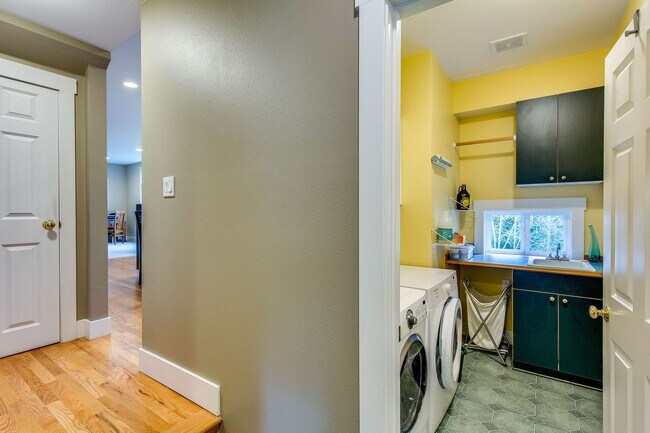 Building Photo - Beautiful Bainbridge Home