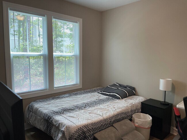 Building Photo - Avaliable October 1st 2025 Unfurnished 3 B...