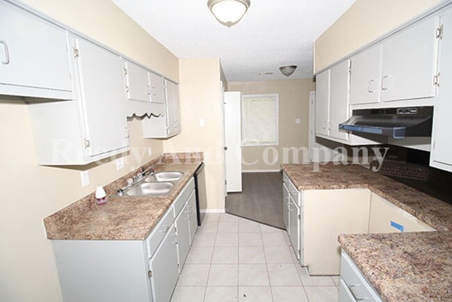 Building Photo - 3879 Briar Pl
