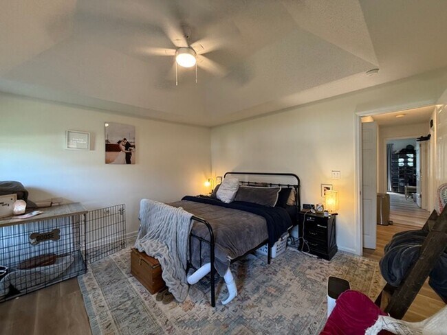 Building Photo - Spacious 4BR Home in Seven Oaks with Garage & Fenced Yard