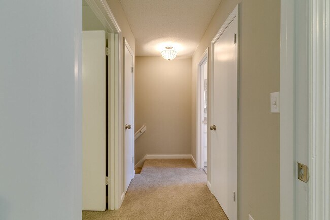 Building Photo - Columbia, TN Two Bedroom Duplex at 1027 Ch...