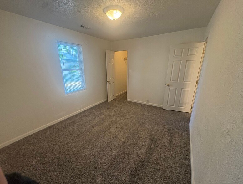 Building Photo - 1135 25th Ln