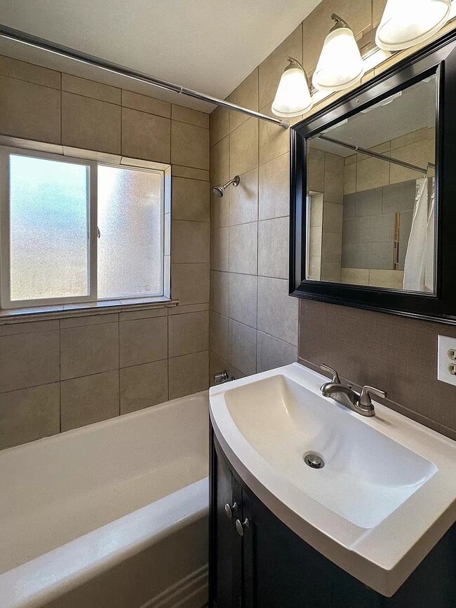 Building Photo - Great two bed / one bath in south Denver f...