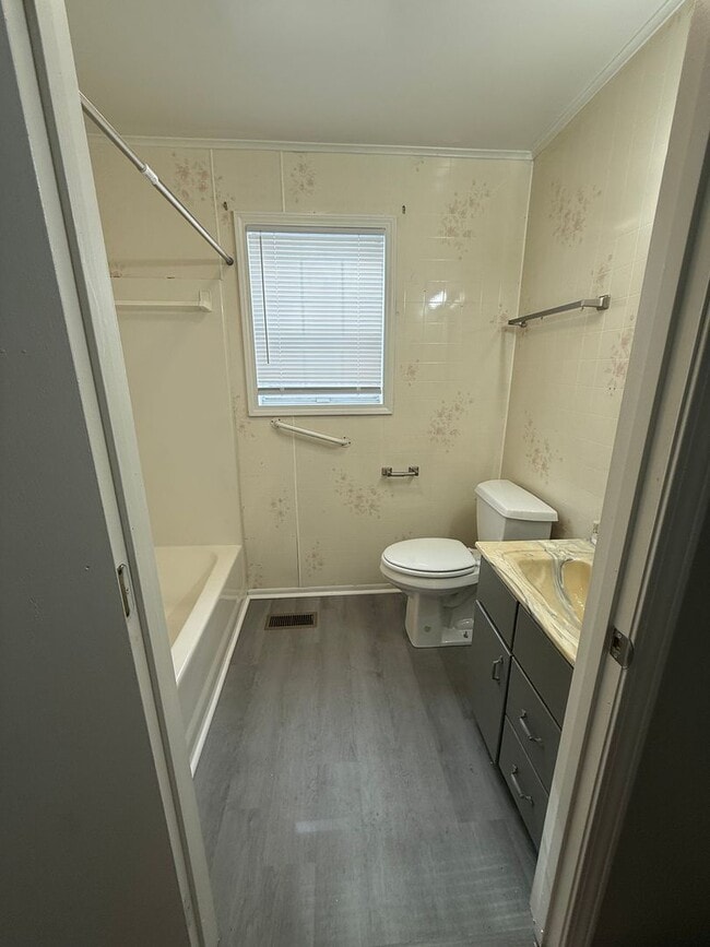 Building Photo - FIRST FULL MONTH RENT FREE