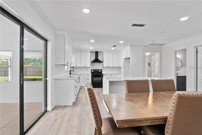 Building Photo - 904 Carvell Dr