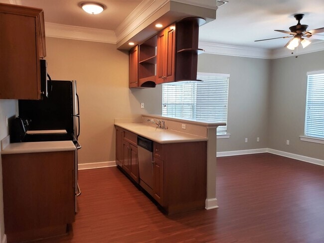 Building Photo - 3 bedroom townhome for rent right away, gated community, pool renting for $1450