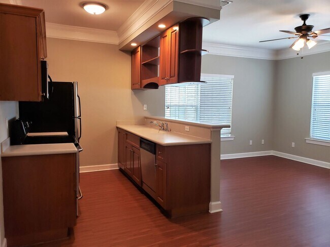 Building Photo - 3 bedroom townhome in gated community with...