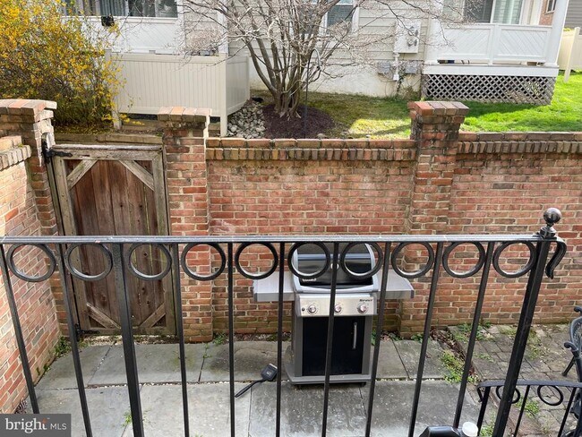 Building Photo - 10926 Bloomingdale Dr