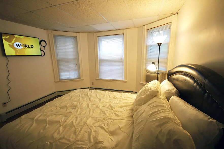 Building Photo - 105 Leyden St