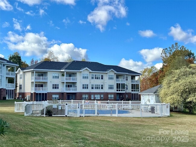 Building Photo - 8929 Meadow Vista Rd