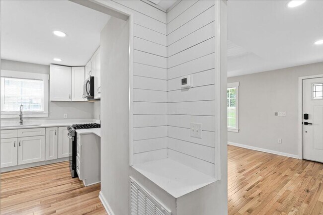 Building Photo - 112 McCary St